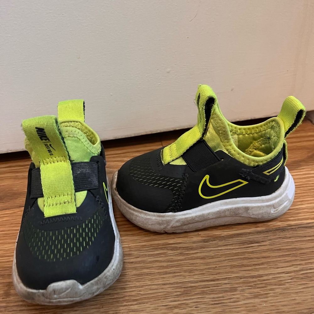Nike Toddler Black and Neon Green Sneakers